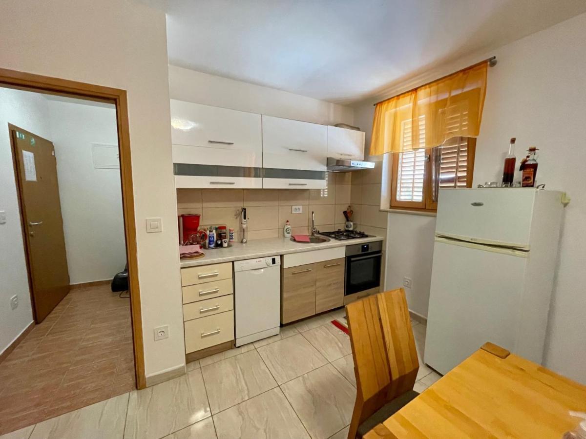 Lovro #1 & #2 Apartments Cres Exterior photo